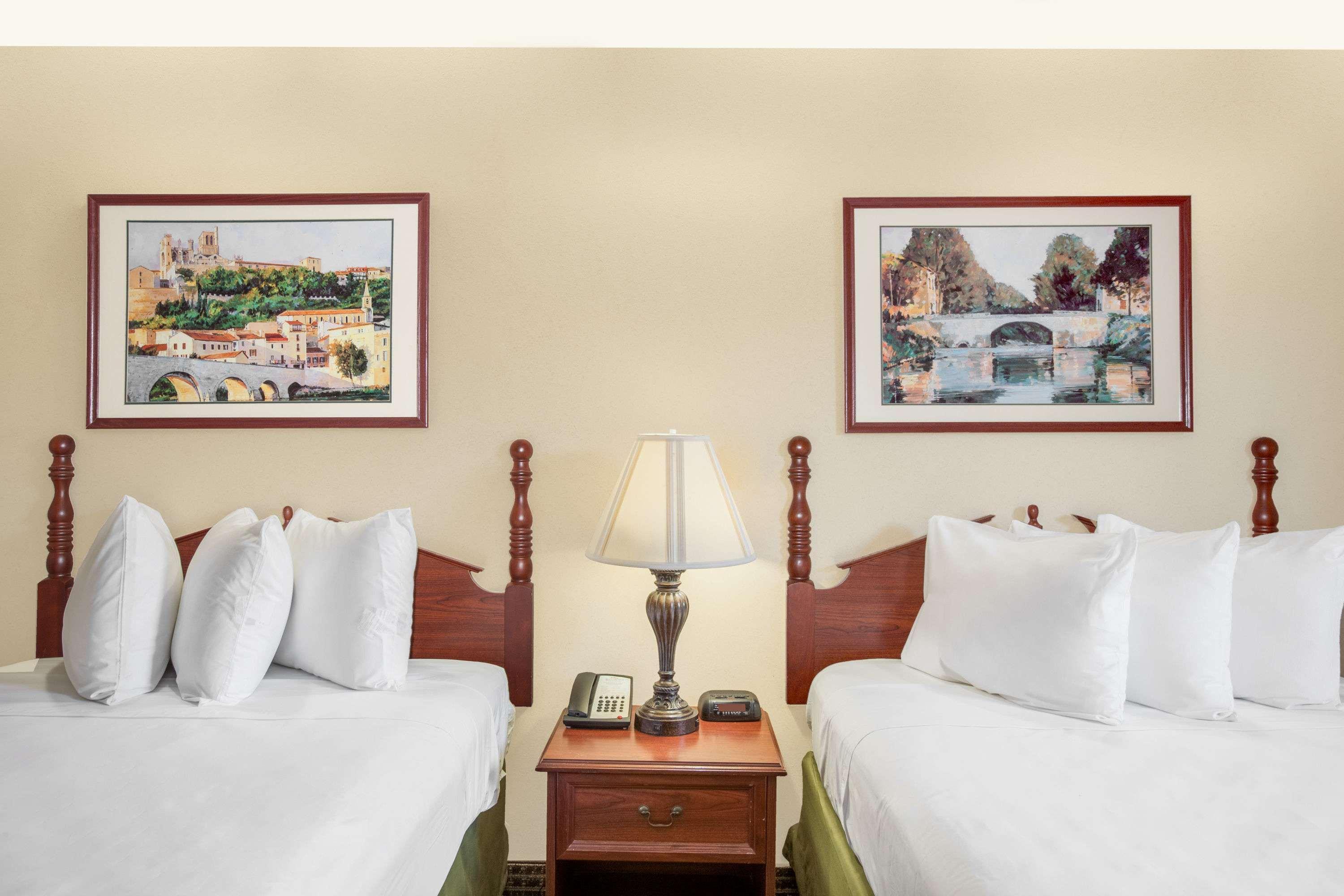 Отель Baymont By Wyndham Lafayette Airport Экстерьер фото