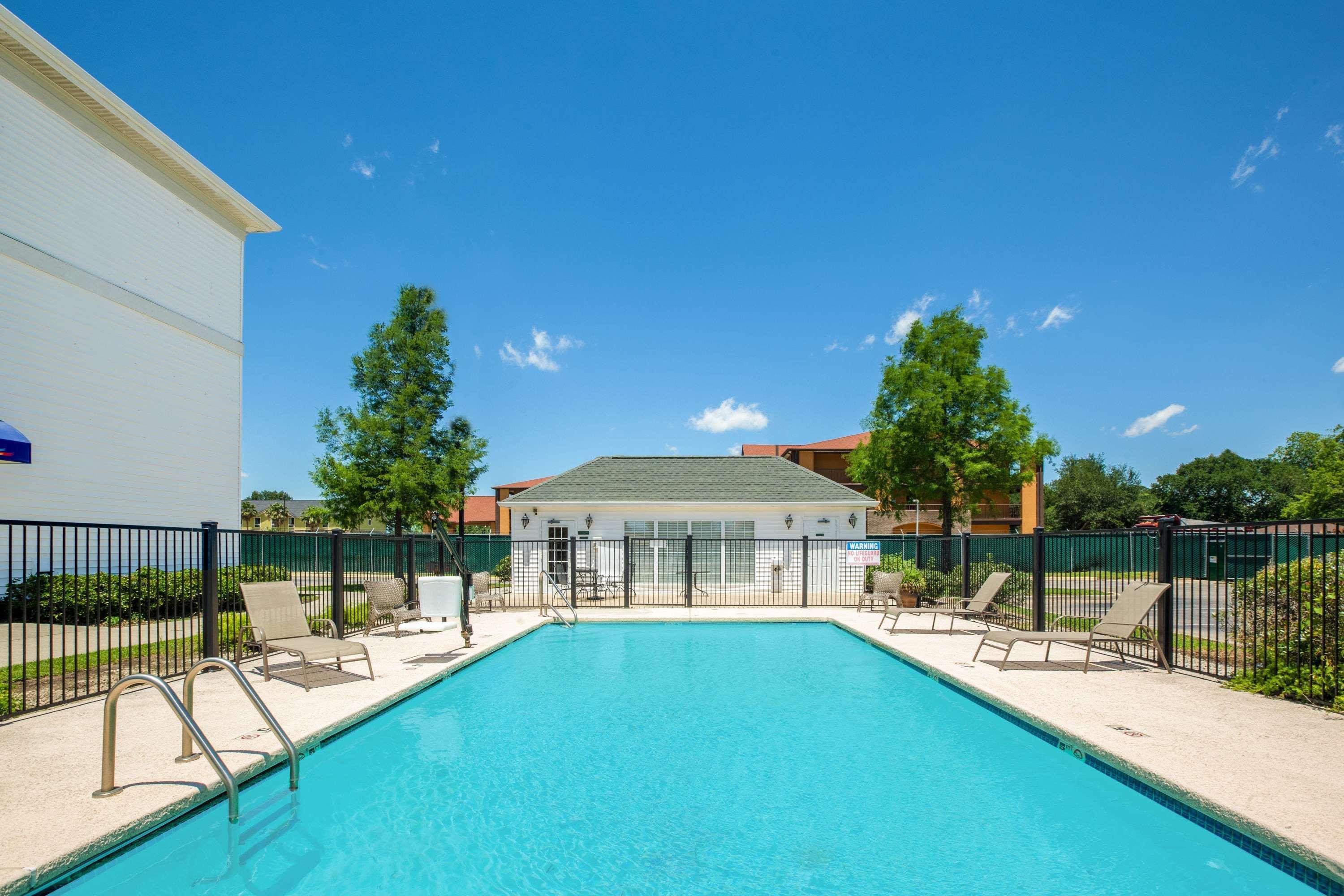 Отель Baymont By Wyndham Lafayette Airport Экстерьер фото